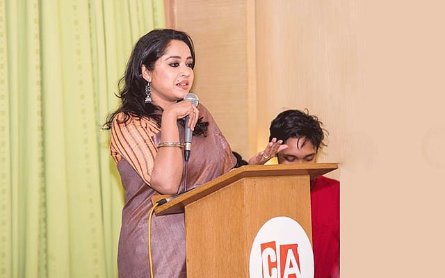 অভিনয়শিল্পী নাজনীন হাসান চুমকি অনুপ্রেরণা দেন নবীন লেখকদের। ছবি: প্রথম আলো