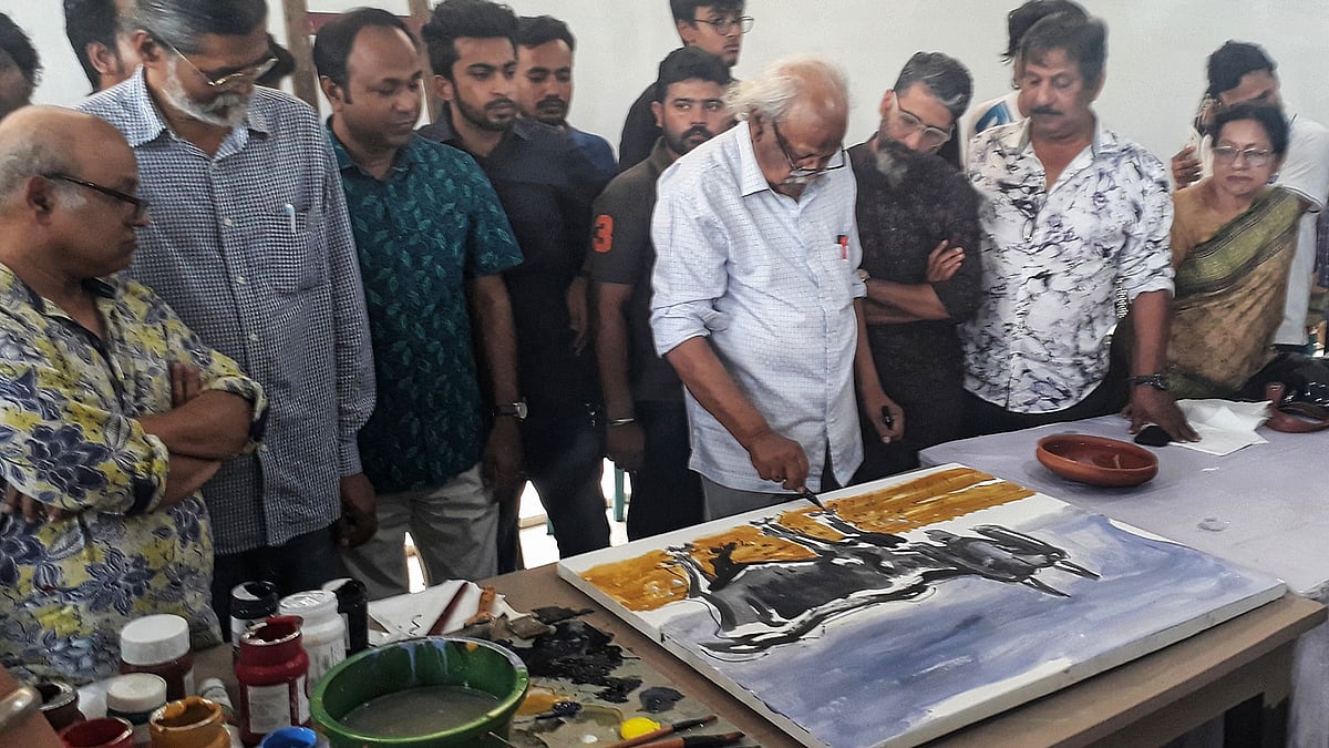 ঢাকা বিশ্ববিদ্যালয়ের চারুকলা অনুষদের করিডরে একটি ছবি এঁকে মঙ্গল শোভাযাত্রার আয়োজনের প্রস্তুতির কাজ উদ্বোধন করেন বরেণ্য চিত্রশিল্পী রফিকুন নবী। ছবি: সাইফুল ইসলাম