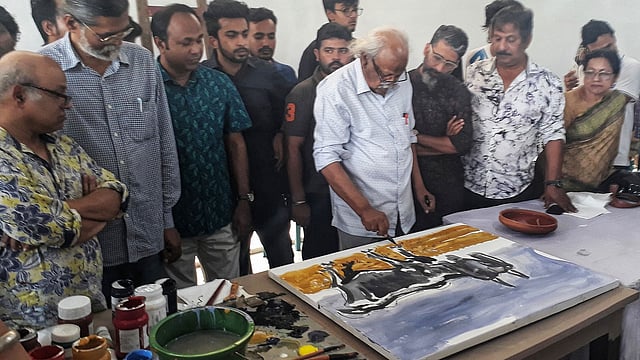 ঢাকা বিশ্ববিদ্যালয়ের চারুকলা অনুষদের করিডরে একটি ছবি এঁকে মঙ্গল শোভাযাত্রার আয়োজনের প্রস্তুতির কাজ উদ্বোধন করেন বরেণ্য চিত্রশিল্পী রফিকুন নবী। ছবি: সাইফুল ইসলাম