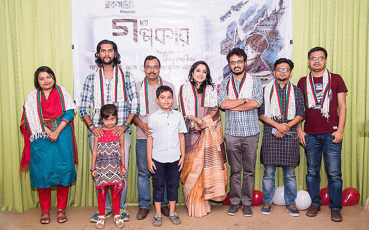 অনুষ্ঠানে অতিথিদের উত্তরীয় পরিয়ে দেওয়া হয়। ছবি: প্রথম আলো
