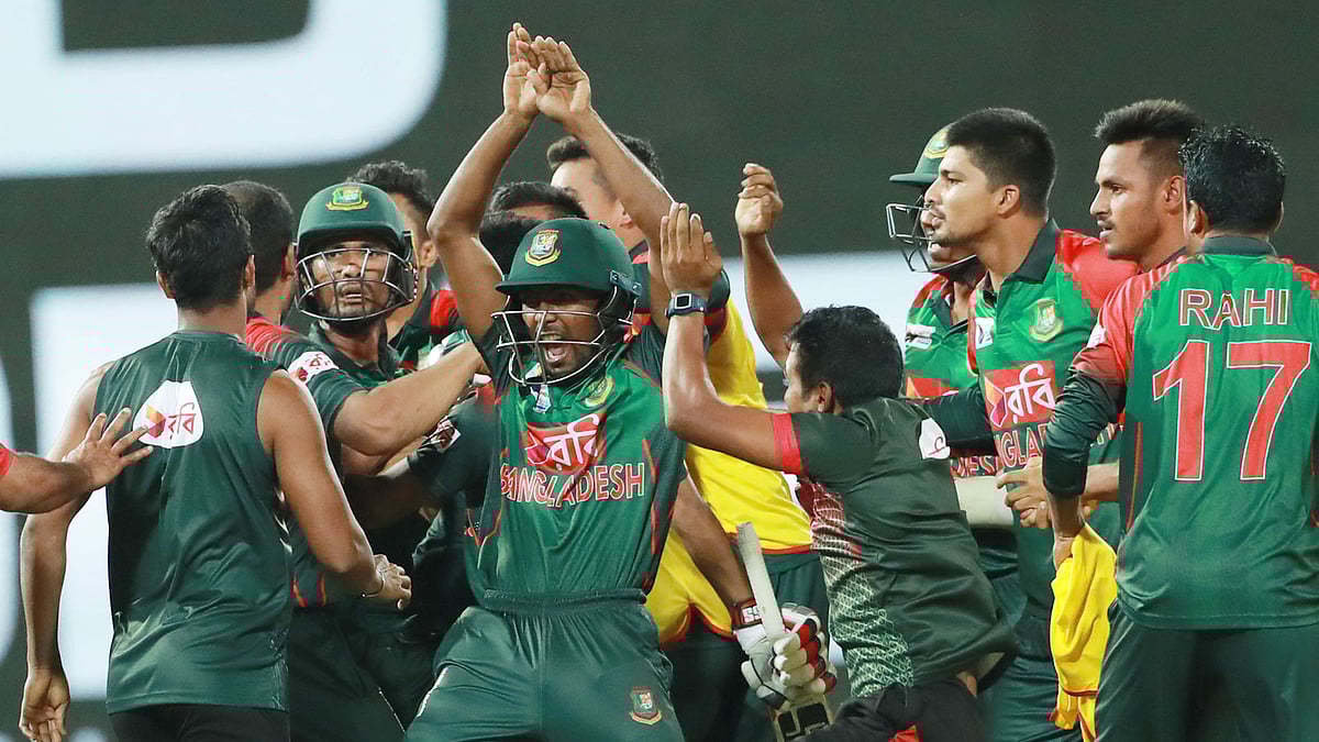 জয়ের আনন্দে নাগিন নাচের ঢেউ খেলছে নাজমুলের শরীরে। ছবি: প্রথম আলো