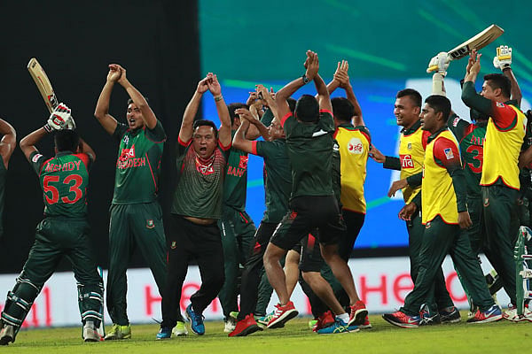 এমন জয়ের পর এ উদ্যাপন ছাড়া চলে! ছবি: শামসুল হক
