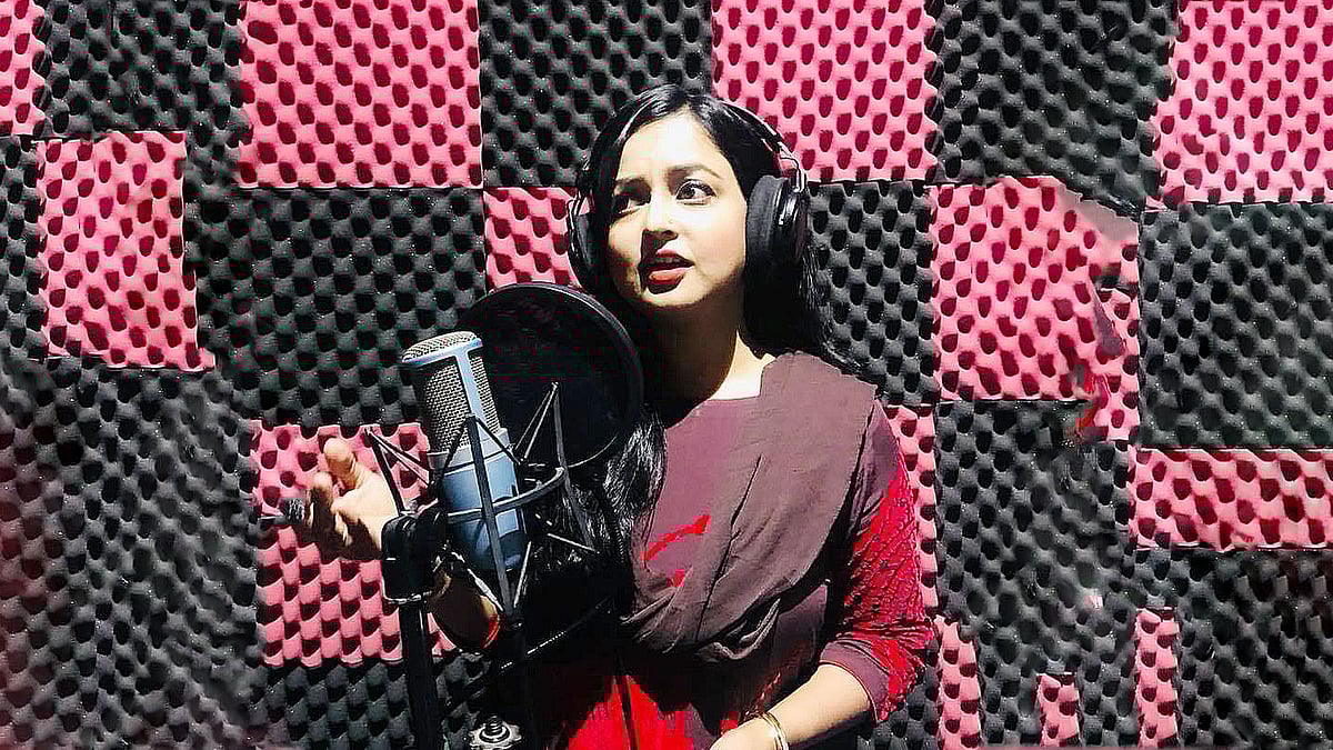 স্টুডিওতে গান গাওয়ার সময় ঐন্দ্রিলা