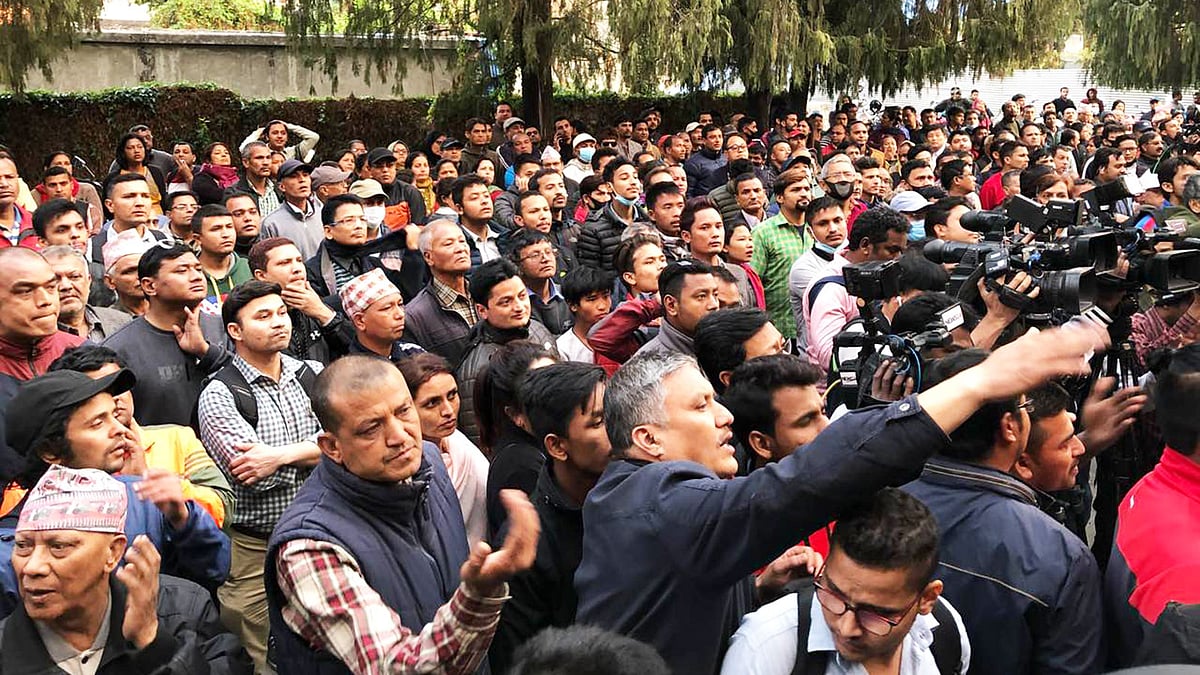 হাসপাতালের বাইরে লাশের অপেক্ষায় স্বজনেরা। ছবি: কামরুল হাসান