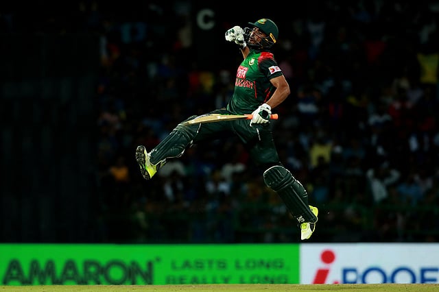 ছক্কা মেরে বাংলাদেশকে ফাইনালে তোলার নায়ক মাহমুদউল্লাহর উল্লাস। ছবি: প্রথম আলো
