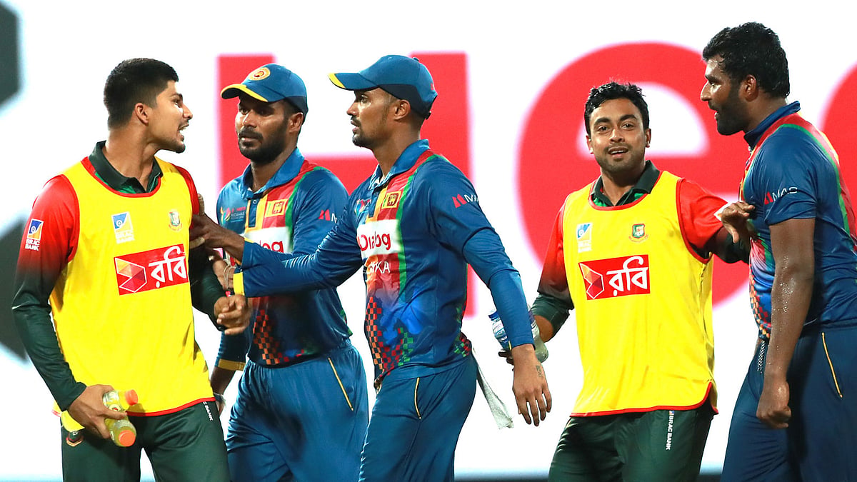 গালি দিতেই থিসারা পেরেরার সঙ্গে বেধে গেল অতিরিক্ত খেলোয়াড় নুরুল হাসানের। ছবি: শামসুল হক