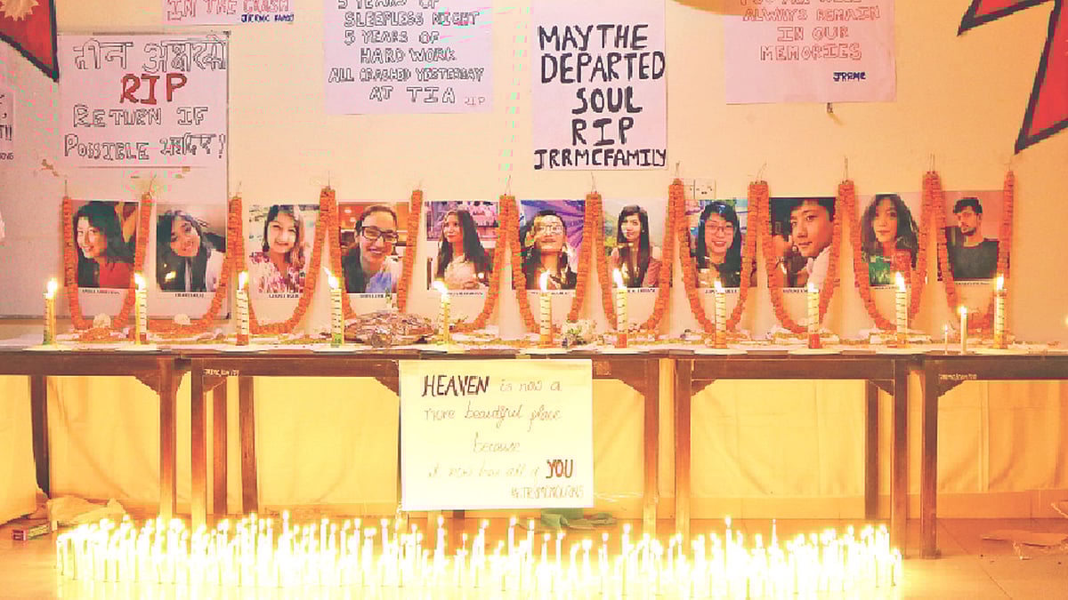 এক দুর্ঘটনা কেড়ে নিয়েছে অনেকগুলো বন্ধুর প্রাণ। মোমবাতি জ্বালিয়ে তাঁদের স্মরণ করেছেন সিলেটের জালালাবাদ রাগীব–রাবেয়া মেডিকেল কলেজের শিক্ষার্থীরা। ছবি: সংগৃহীত