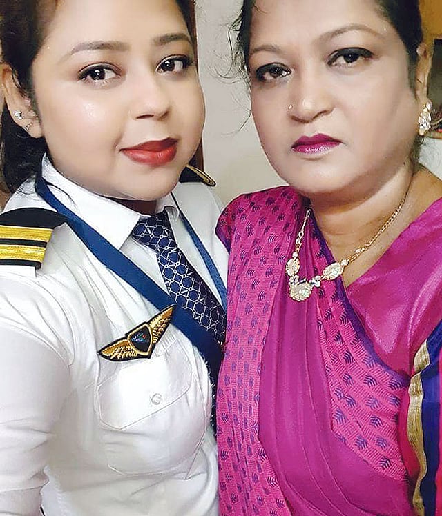 মায়ের সঙ্গে পৃথুলা।  ছবি ফেসবুক থেকে সংগৃহীত