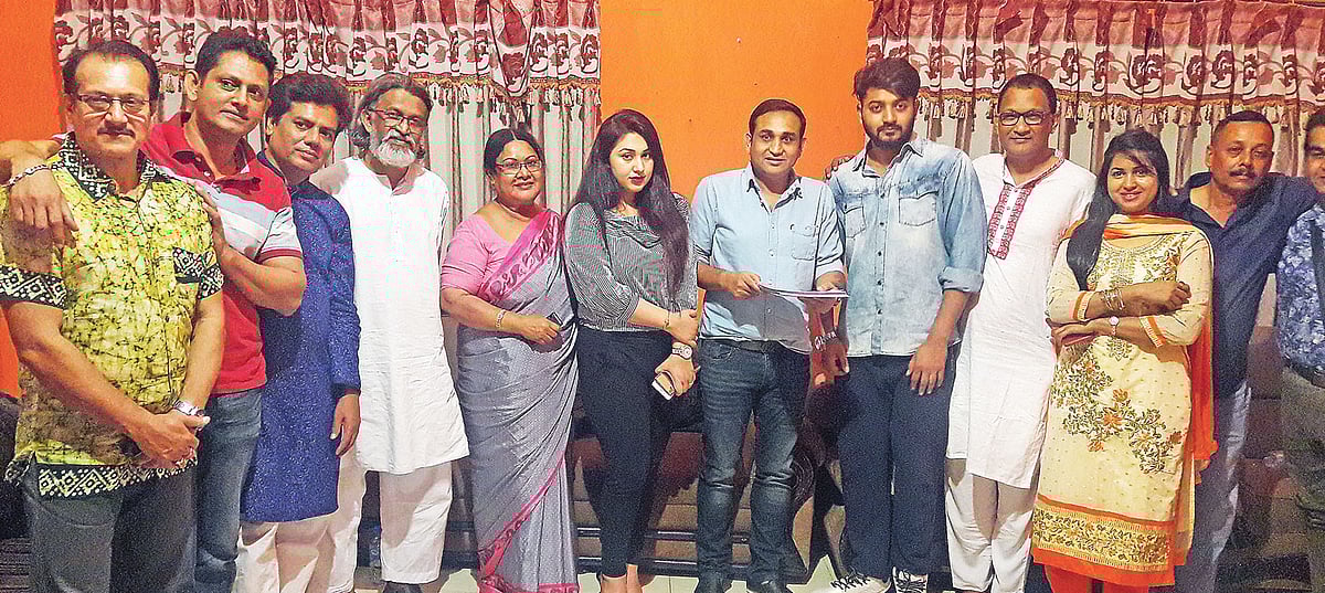 কাহিনি শোনার পর ক্যামেরাবন্দী হন জানবাজ ছবি িশল্পী ও কলাকুশলীরা