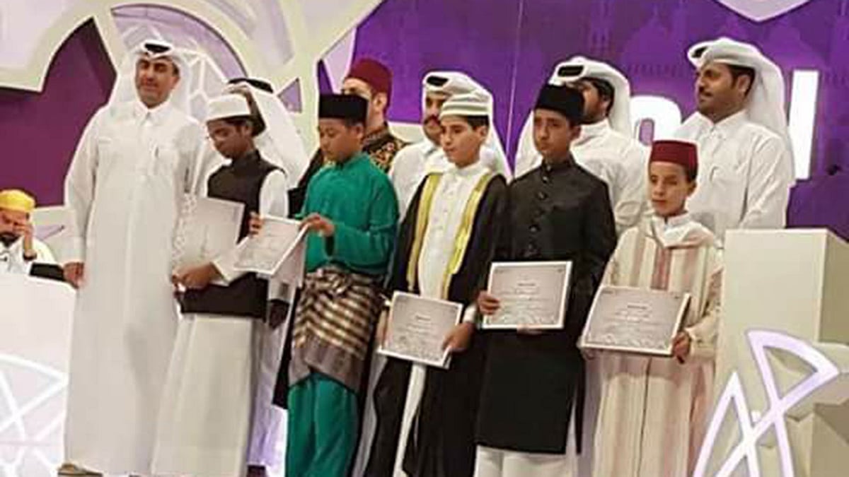 অতিথিদের সঙ্গে পুরস্কার হাতে বিজয়ীরা। ছবি: প্রথম আলো