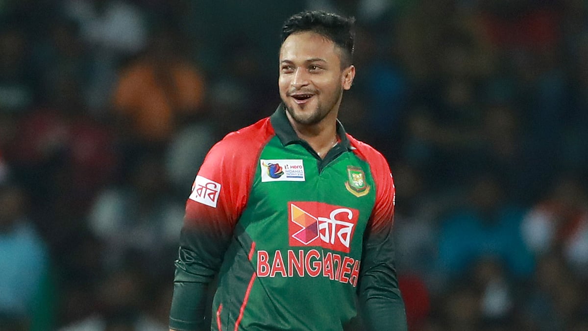 রায়না আউট হওয়ার পর সাকিবের হাস্যোজ্জ্বল মুখ। ম্যাচ শেষে অবশ্য হতাশা নিয়েই ফিরেছেন অধিনায়ক। ছবি: শামসুল হক