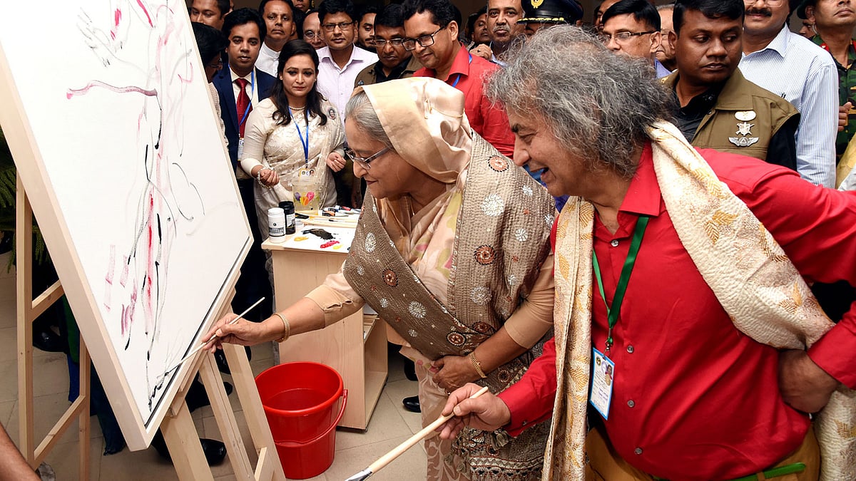 প্রধানমন্ত্রী শেখ হাসিনা সোমবার শিল্পকলা একাডেমিতে ক্যানভাসে তুলির আঁচড় দিয়ে শিল্পী শাহাবুদ্দিন আহমেদের একক চিত্র প্রদর্শনী উদ্বোধন করেন। ছবি: বাসস