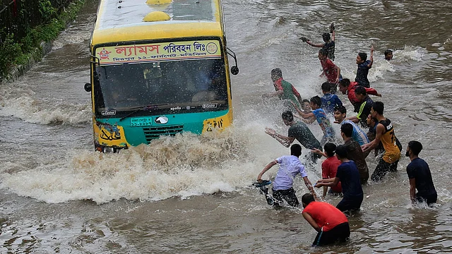 বৃষ্টিতে রাজধানীর কোনো না কোনো এলাকায় অস্থায়ী জলাবদ্ধতা সৃষ্টি হয়। প্রথম অালো ফাইল ছবি