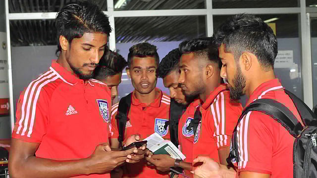 ভ্রমণ পোশাকে অ্যাডিডাসের লোগো। অথচ বিশ্ববিখ্যাত এই ব্র্যান্ড বাংলাদেশের পৃষ্ঠপোষক নয়। ছবি: বাফুফে