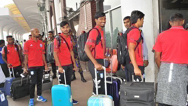 ট্রাউজারে অ্যাডিডাসের এক লোগো, পোশাকে অন্য লোগো। ছবি: বাফুফে