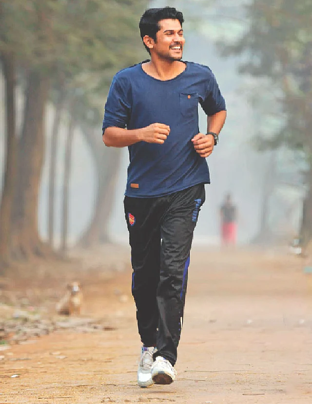 নিয়মিত হাঁটলে ওজন নিয়ন্ত্রণ সম্ভব। ছবি: অধুনা