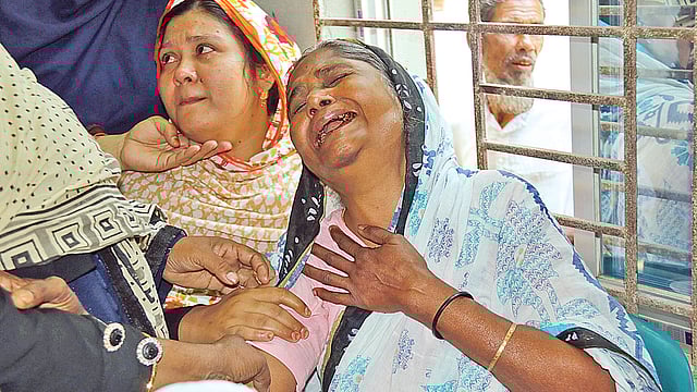 নেপালে ইউএস-বাংলা এয়ারলাইনসের উড়োজাহাজ বিধ্বস্ত হয়ে নিহত মাহমুদুর রহমানের লাশ বাড়িতে পৌঁছামাত্র বুকফাটা কান্নায় ভেঙে পড়েন তাঁর মা লিলি বেগম। গতকাল সকালে ফরিদপুরের নগরকান্দা উপজেলার লস্করদিয়া গ্রামে।  ছবি: প্রথম আলো