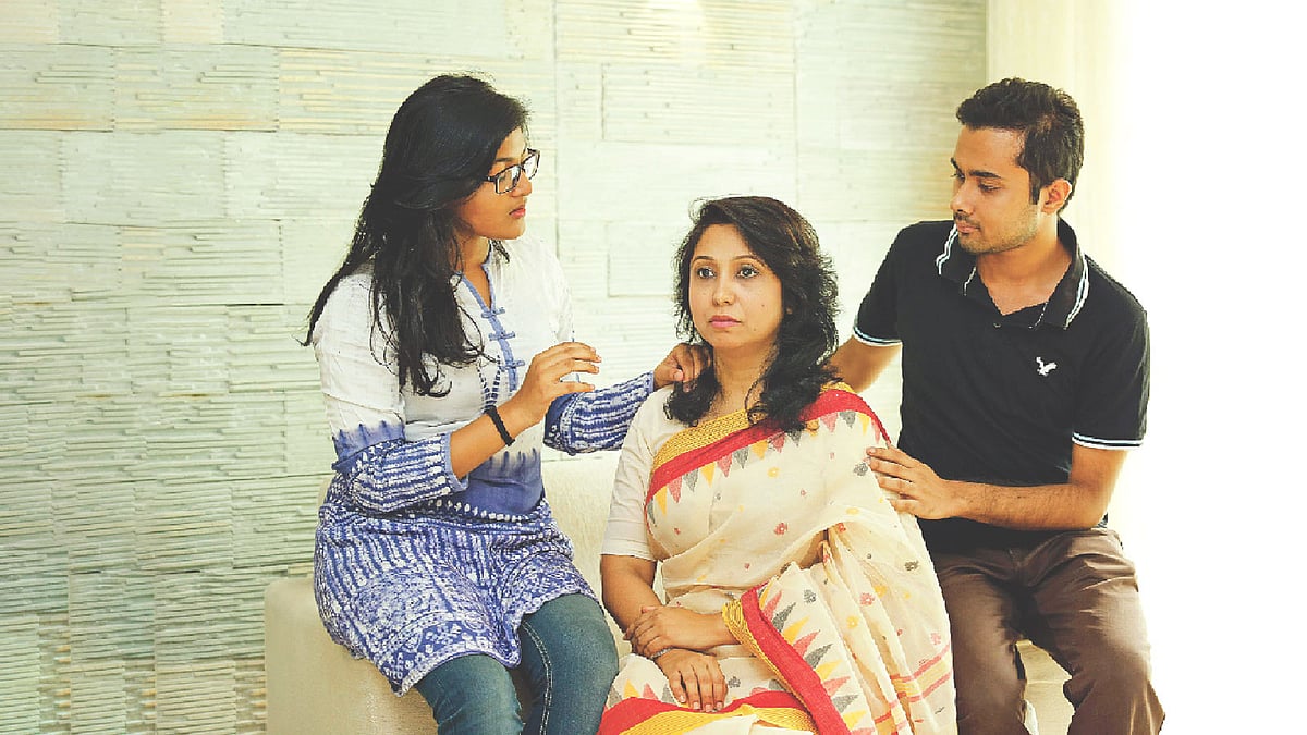 শোকের খবর জানানোর সময় সত্যিটাই বলা ভালো। যাঁকে বলছেন তার আবেগ প্রকাশে বাধা দেবেন না।  অধুনার আয়োজনে মডেল হয়েছেন: নাদিয়া, ইভা ও রাব্বি। ছবি: অধুনা