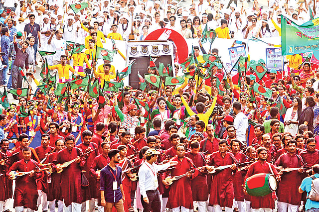 বাংলাদেশের স্বল্পোন্নত থেকে উন্নয়নশীল দেশে উত্তরণের উৎসবে শোভাযাত্রা। গতকাল তোপখানা রোডে।  ছবি: প্রথম আলো