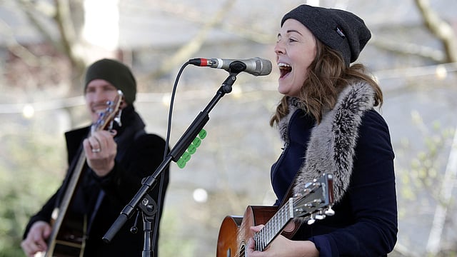 বিক্ষোভে একাত্মতা ঘোষণা করে গান পরিবেশন করে কয়েকজন শিল্পী। ছবি: রয়টার্স