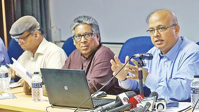 বুয়েটের এআরআই-আইটিএন ভবনের সেমিনার হলে গতকাল ‘ঢাকা মহানগরীর যানজট: আর্থিক ও স্বাস্থ্যগত সমস্যা’ শীর্ষক গোলটেবিল বৈঠক অনুষ্ঠিত হয়। তাতে বক্তব্য দেন এআরআইয়ের পরিচালক অধ্যাপক মো. মোয়াজ্জেম হোসেন। পাশে ঢাকা বিশ্ববিদ্যালয়ের সমাজবিজ্ঞান বিভাগের অধ্যাপক এ আই মাহবুব উদ্দিন আহমেদ ও অর্থনীতি বিভাগের অধ্যাপক এম এম আকাশ।  ছবি: প্রথম আলো