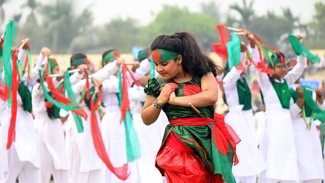 নাচে গানে স্বাধীনতা দিবস উদ্‌যাপন। শহীদ আমিন উদ্দিন স্টেডিয়াম, পাবনা। ছবি: হাসান মাহমুদ