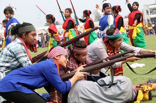 মুক্তিযোদ্ধা সেজেছে শিশু-কিশোরেরা। শহীদ চান্দু স্টেডিয়াম, বগুড়া। ছবি: সোয়েল রানা