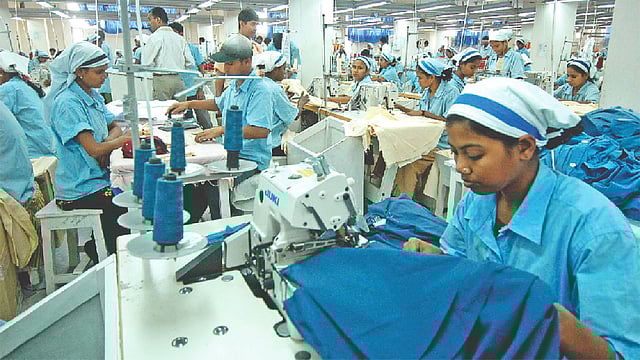 গত কয়েক দশকে শিল্পোৎপাদন বৃদ্ধির বিপুল অংশ এসেছে তৈরি পোশাকশিল্পের উৎপাদন থেকে।  ছবি প্রথম আলো