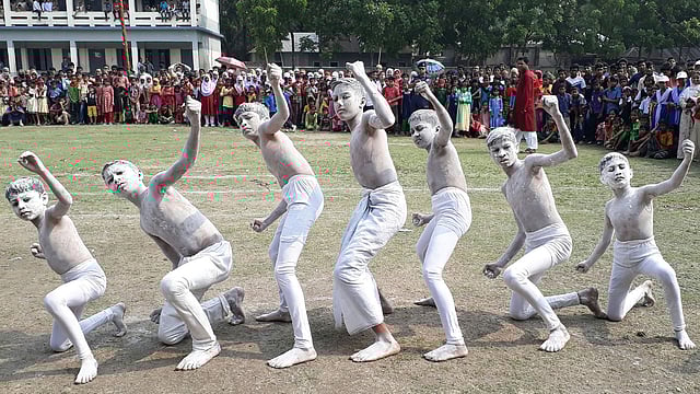 সিরাজগঞ্জে শিশুদের ব্যতিক্রমী পরিবেশনা। ধানঘড়া মডেল উচ্চবিদ্যালয় মাঠ, রায়গঞ্জ, সিরাজগঞ্জ। ছবি: সাজেদুল আলম