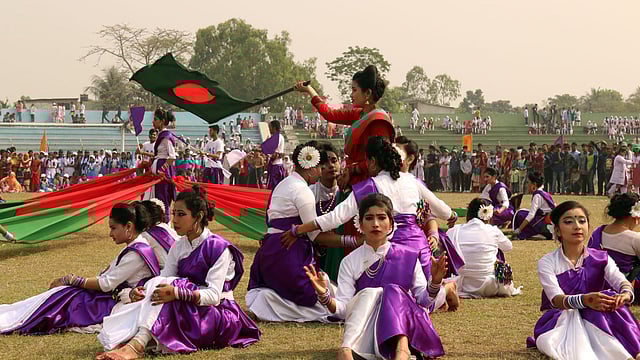 মহান স্বাধীনতা দিবসে রংপুর জেলা প্রশাসনের আয়োজনে কুচকাওয়াজ ও কসরত প্রদর্শনে অংশ নেয় নগরের বিভিন্ন শিক্ষাপ্রতিষ্ঠানের শিক্ষার্থীরা। রংপুর স্টেডিয়াম, রংপুর। ছবি: মঈনুল ইসলাম