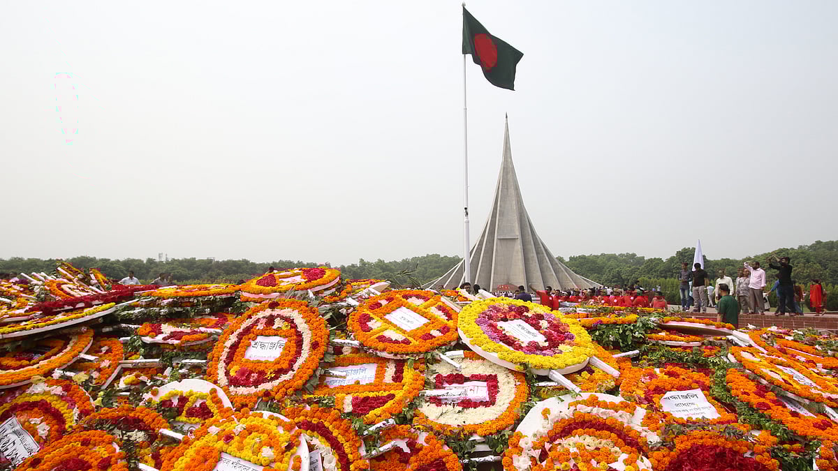 মহান স্বাধীনতা ও জাতীয় দিবস উপলক্ষে জাতীয় স্মৃতিসৌধে সর্বস্তরের মানুষের ফুলেল শ্রদ্ধা। ফুলে ফুলে ছেয়ে গেছে স্মৃতিসৌধের বেদি। সাভার, ঢাকা, ২৬ মার্চ। ছবি: সাইফুল ইসলাম