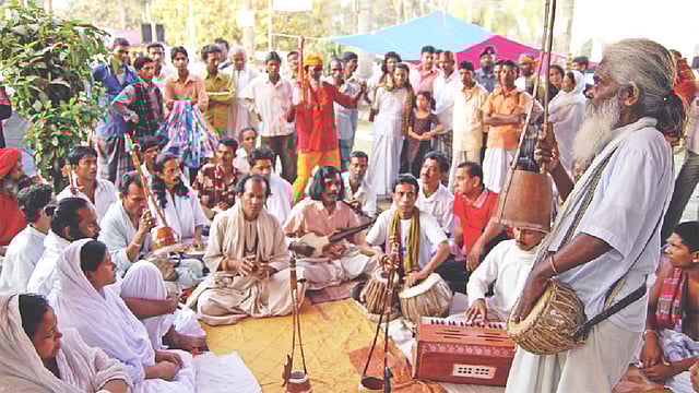 বিচিত্র ধর্মীয় সংস্কৃতির স্রোতে পুষ্ট হয়েছে বাঙালিত্ব। ছেঁউড়িয়ায় বাউলদের মিলনমেলা। ছবি: প্রথম আলো