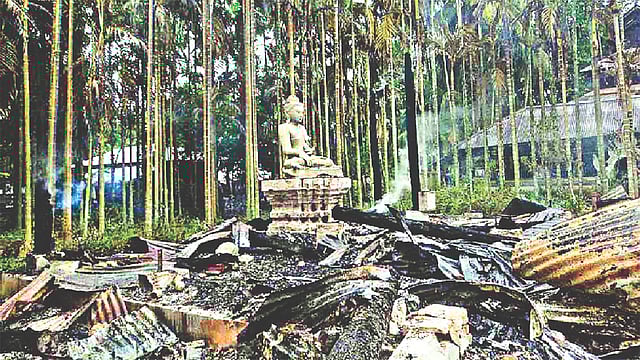 কক্সবাজারের রামুর বৌদ্ধপল্লিতে হামলা ও অগ্নিসংযোগ প্রকারান্তরে বাঙালির অসাম্প্রদায়িক চেতনার ওপরেই আঘাত, ২০১২। ছবি: প্রথম আলো