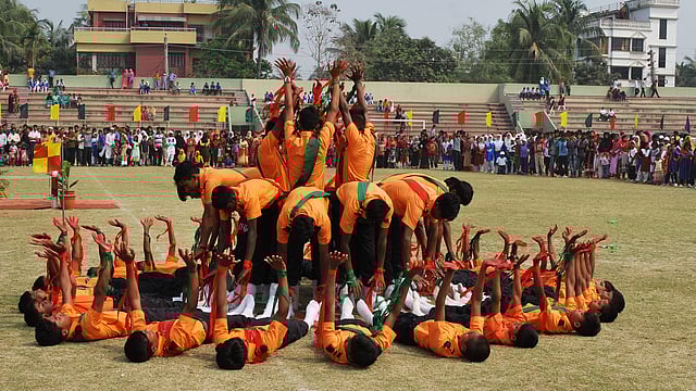 মেহেরপুরে  জেলা শিশু পরিবারের সদস্যদের কসরত প্রদর্শন। মেহেরপুর জেলা স্টেডিয়াম, মেহেরপুর। ছবি: আবু সাঈদ