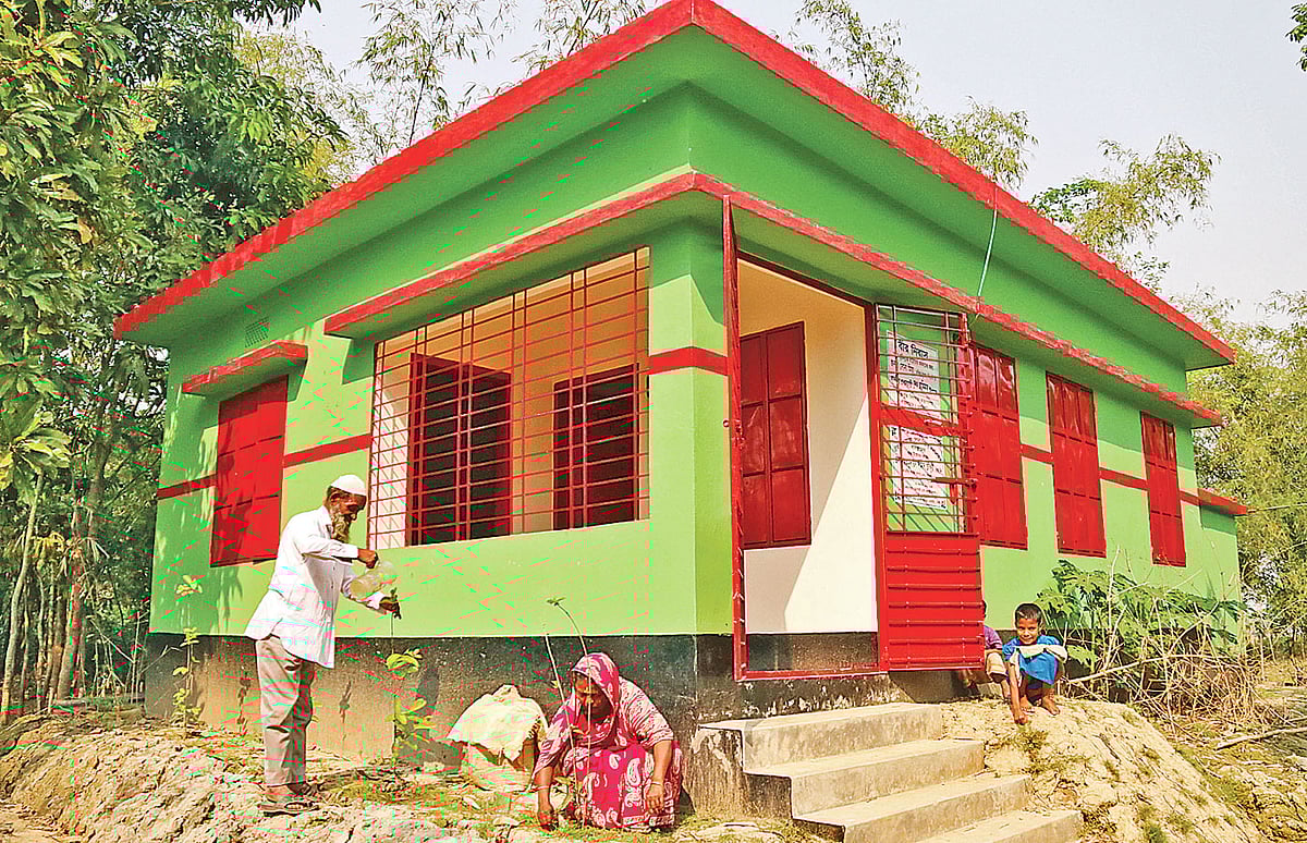 সরকারের পক্ষ থেকে মুক্তিযোদ্ধা সোনা মিয়াকে এই বাড়ি উপহার দেওয়া হয়েছে। বীর নিবাস নামের এ বাড়ির সামনে গাছের পরিচর্যা করছেন তিনি। গত বৃহস্পতিবার সিলেটের দক্ষিণ সুরমা উপজেলার মাহমুদাবাদ গ্রামে।  ছবি: আনিস মাহমুদ