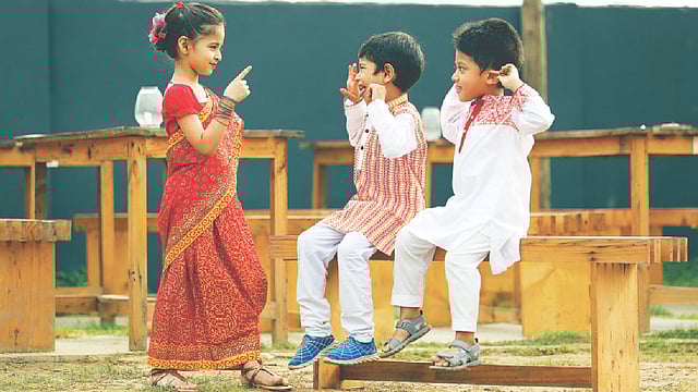 নতুন পোশাকে বৈশাখী আনন্দ। মডেল: এলিনা, ফাইয়াদ ও ইপসার, পোশাক: শৈশব, স্থান কৃতজ্ঞতা: রিকশা ক্যাফে, ছবি: সুমন ইউসুফ