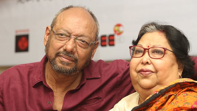 স্ত্রী ছন্দার সঙ্গে হাস্যোজ্জ্বল অঞ্জন দত্ত।