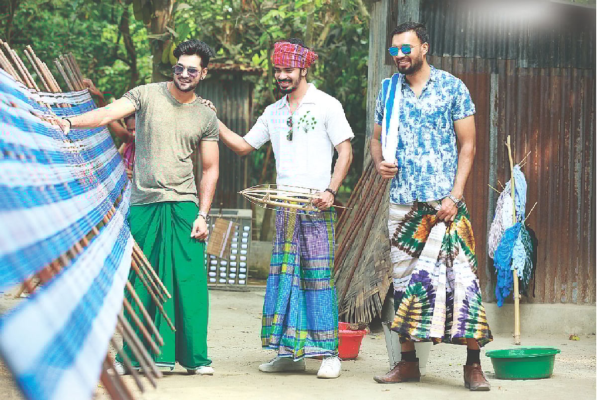 ঐতিহ্যের লুঙ্গি আছে স্টাইলেও। এখনকার লুঙ্গির নকশায় এসেছে বৈচিত্র্য। মডেল: রাতুল, নীল ও রিপন, লুঙ্গি: শরীফ লুঙ্গী, স্থান: রুহিতপুর, কেরানীগঞ্জ, ঢাকা, স্টাইলিং: হাসান ইমাম, ছবি: কবির  হোসেন