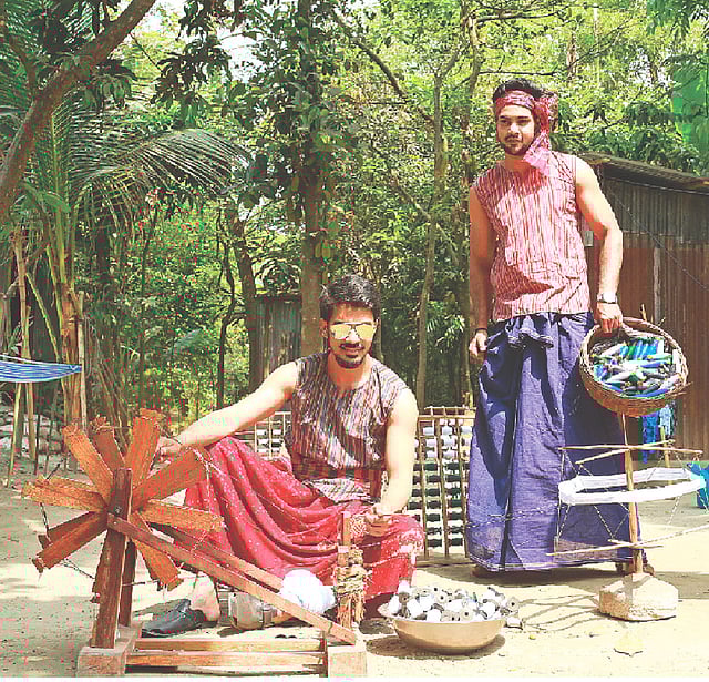 হাত তাঁতের লুঙ্গি বোনার কাজ শুরু হয় চরকায় সুতা কেটে। ফতুয়া: দেশাল