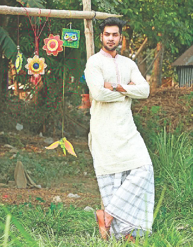 পাঞ্জাবির সঙ্গে লুঙ্গি সহজে মানিয়ে যায়। পোশাক: লা রিভ