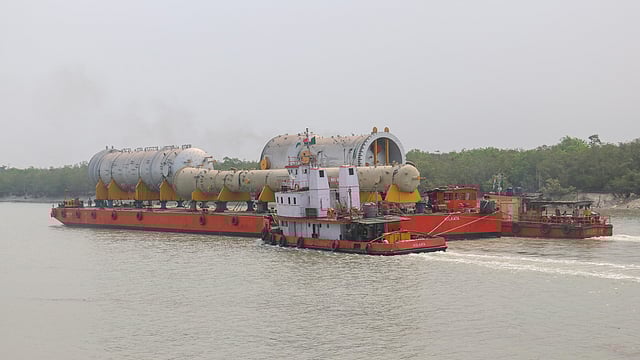 সুন্দরবনের নীরবতা ভাঙে এমন বড় বড় জাহাজ। বজবজা, সুন্দরবন, খুলনা। ছবি: সাদ্দাম হোসেন