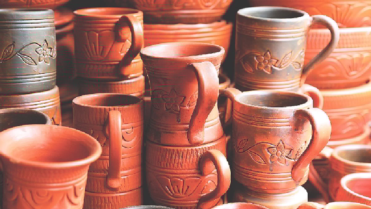 মাটির তৈরি তৈজসপত্রের চাহিদা এখন বেশ। ছবি: নকশা