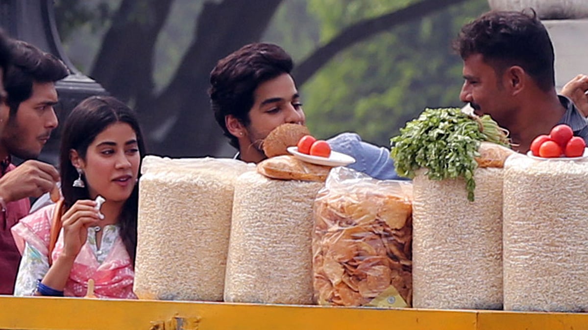 ভিক্টোরিয়া মেমোরিয়ালের বাইরে ঝালমুড়ি খেয়েছেন জাহ্নবী ও ঈশান খাট্টার। ছবি: ভাস্কর মুখার্জি