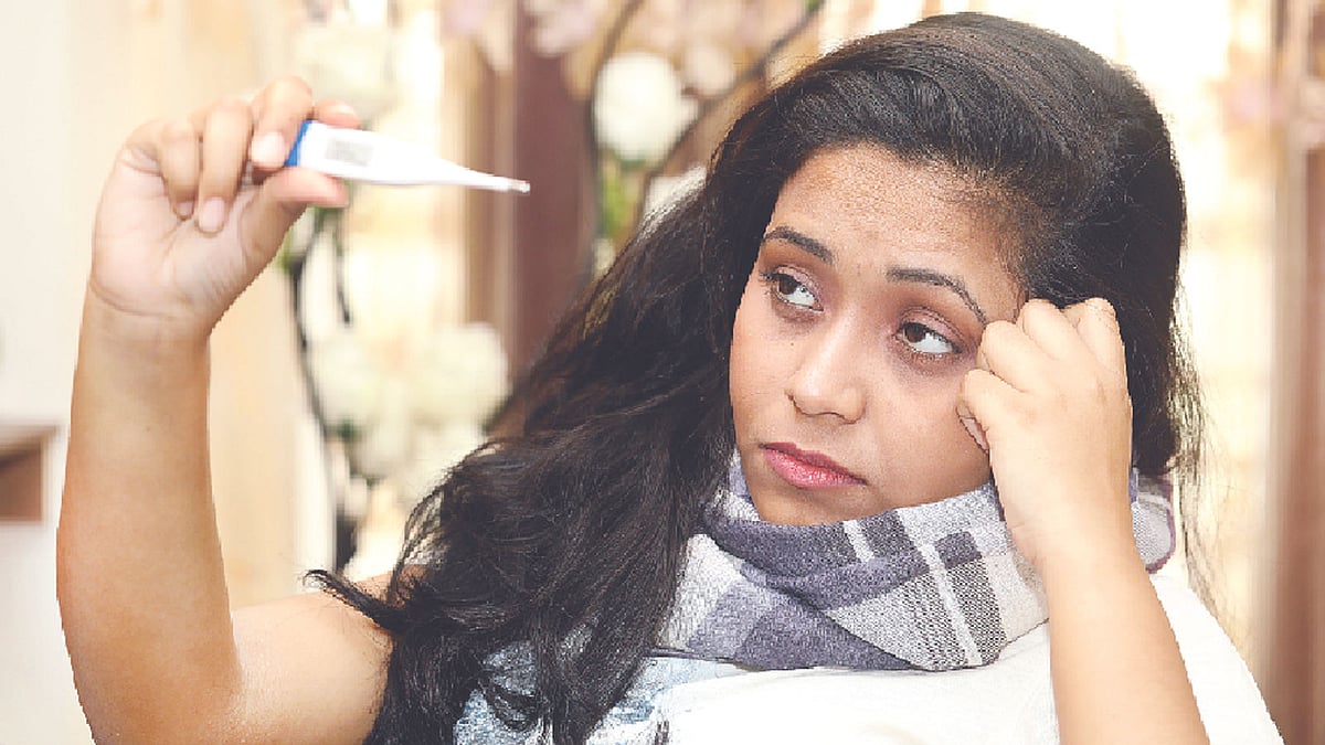 হুট করে জ্বর–কাশি হতে পারে। কী মাত্রার জ্বর তা পরিমাপ করতে হবে। মডেল: প্রমি, ছবি: অধুনা