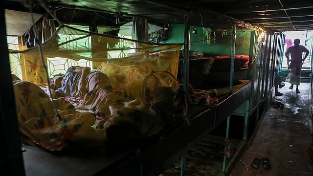 কেবিনের বাইরেও ঘুমানোর ব্যবস্থা রয়েছে। ভাড়াও কম।