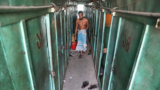 সরু পথের দুধারে ছোট ছোট কেবিন। ভাড়া ৬০ থেকে ১০০ টাকা।