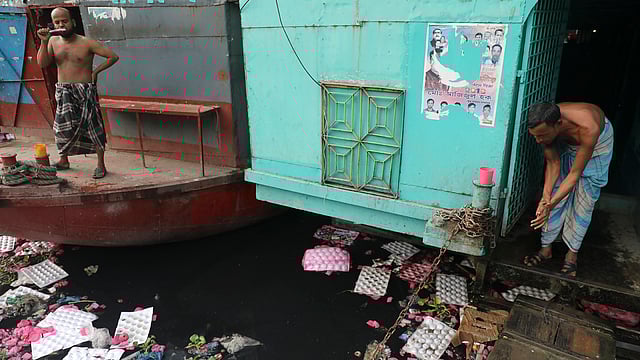 অনেক কর্মজীবী মানুষের দিন শুরু হয় এই ভাসমান হোটেলেই।