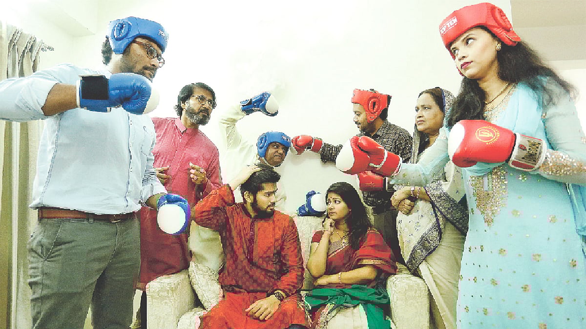 ছোটখাটো বিষয় নিয়ে দুই পরিবারের এমন যুদ্ধংদেহী মনোভাব নতুন সংসারে ঝামেলাই তৈরি করে, স্বামী–স্ত্রী তখন অসহায়। এ আয়োজনে মডেল হয়েছেন তাশরিবা, মাইকেল, সৌরভ, ঝড়া, আরিফ, অারেফিন, শামসুন নাহার ও আনোয়ার আনার । কৃতজ্ঞতা: বাংলাদেশ বক্সিং ফেডারেশন, ছবি: সুমন ইউসুফ