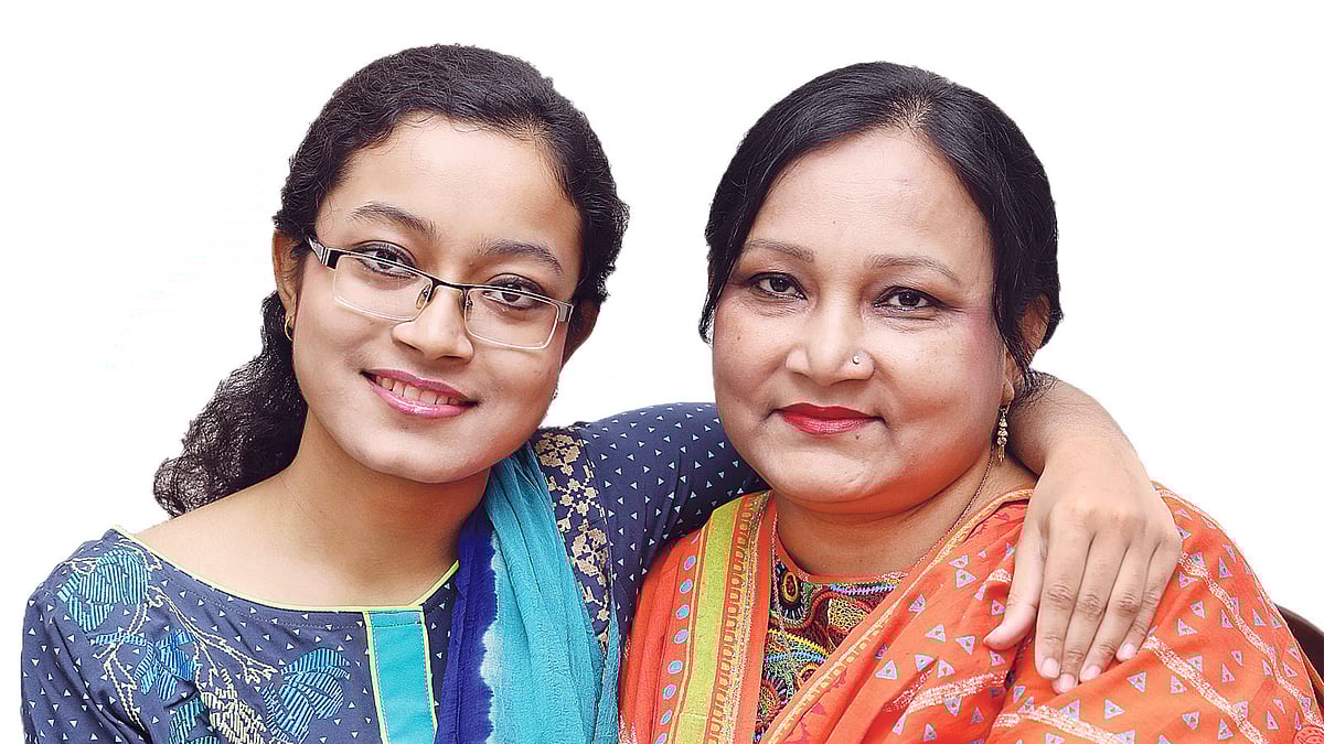মায়ের সঙ্গে পুষ্পিতা। ছবি: খালেদ সরকার