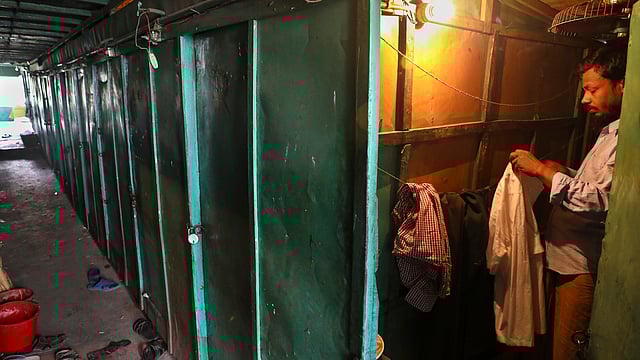 অনেকে এই হোটেলে থেকেই আশপাশের এলাকায় ব্যবসা করেন।